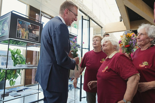 Likteņdārza dibināšanas 20. gadadienas svinībās piedalījās arī Valsts prezidents Edgars Rinkēvičs. Attēlā – kopā ar seniorēm no Kokneses pensionāra kluba "Pīlādzītis".