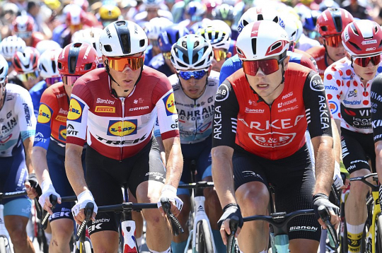 ZUMA PRESS/SCANPIX FOTO

Toms Skujiņš (pirmais no kreisās), kurš "Tour de France" startē Latvijas čempiona krekliņā, nereti ir redzams peletona priekšgalā, jo aktīvi strādā komandas līderu Matīasa Skjelmosa un Džonatana Milana labā.
