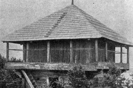 Zvirgzdenes muižas klēts pēc uzstādīšanas 1935. gadā.