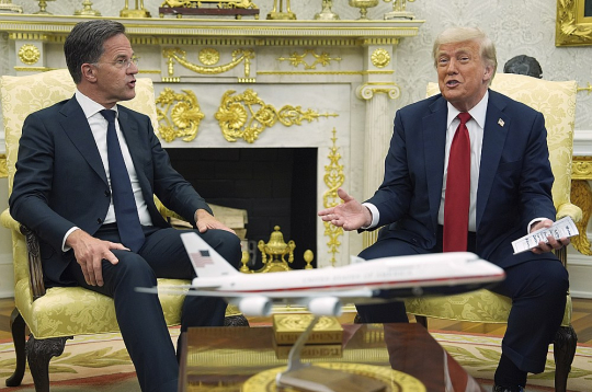 ASV prezidents Donalds Tramps (no labās) pirmdien Baltajā namā tikās ar NATO ģenerālsekretāru Marku Riti un paziņoja, ka Savienoto Valstu bruņojums tiks piegādāts Ukrainai, bet par to maksās alianses citas dalībvalstis.
