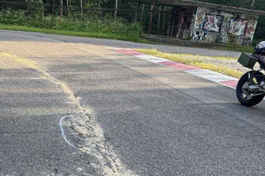 Biķernieku trase motobraucējiem pēc veiktā remonta – plaisu un šuvju lāpīšanas – kļuvusi bīstama.