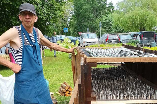 Zivju kūpināšanas meistars Armands Bartušēvics īsi pirms kūpinātavas "palaišanas" Zvejnieksvētkos Lapmežciemā.
