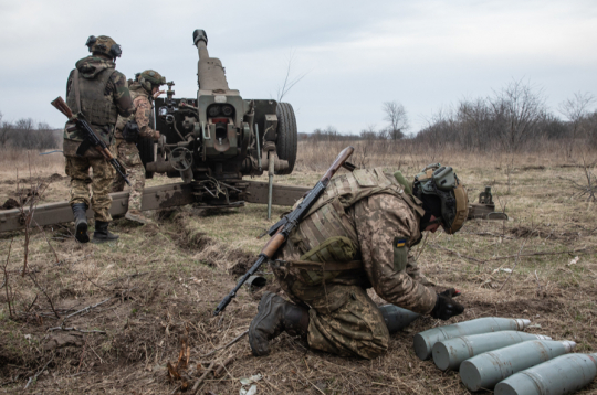 Ukrainas bruņoto spēku artilēristi apšauda Krievijas pozīcijas
netālu no Bahmutas.