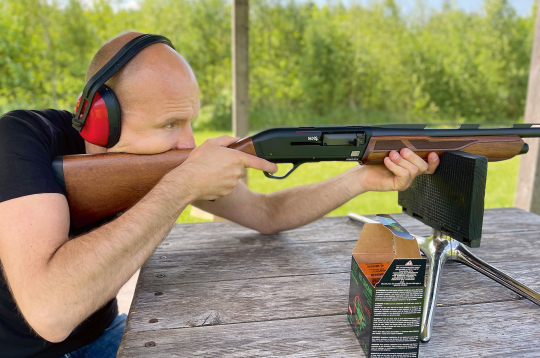 Veikala "Huberts" pārstāvis Armands Reķis, testējot munīciju.
