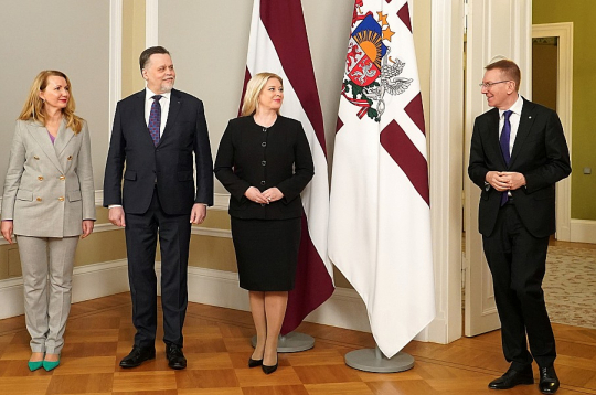 Valsts prezidents Edgars Rinkēvičs (no labās) ar Tieslietu padomes locekļiem – Satversmes tiesas priekšsēdētāju Irēnu Kucinu, Augstākās tiesas priekšsēdētāju Aigaru Strupišu, kurš ir padomes vadītājs, un tieslietu ministri Inesi Lībiņu-Egneri. Prezidenta aicinājums pasteigties ar nākamā ģenerālprokurora izvēli padomē nav atradis dzirdīgas ausis.