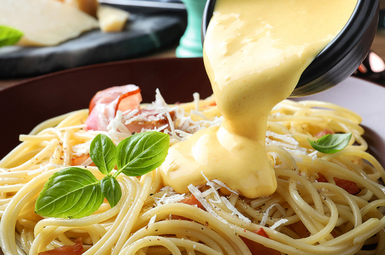 Spageti ar triju sieru mērci.