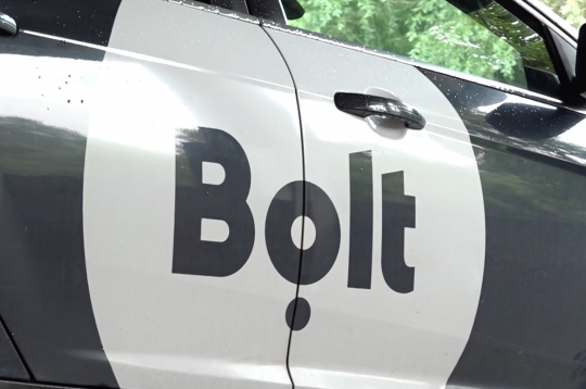 Nozares pārstāvji apgalvo, ka “Bolt” šoferiem nākas strādāt garas stundas bez pietiekamas atpūtas, kas var apdraudēt pasažieru drošību.
