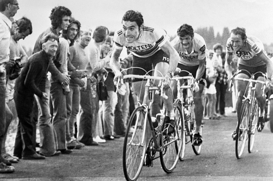Beļģis Edijs Merkss (priekšplānā), aiz viņa francūzis Bernārs Tevenē, kam blakus nīderlandietis Jūps Zētemelks, sacenšas 1975. gada "Tour de France" velobraucienā. Merkss togad varēja kļūt par pirmo seškārtējo tūres uzvarētāju, taču viņa izredzes apslāpēja kāda līdzjutēja sitiens pa vēderu kalnu etapa laikā. Merkss trīs posmus vēlāk līdera dzelteno krekliņu zaudēja Bernāram Tevenē.