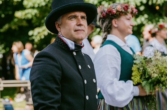 Mārupes novada pašvaldību tagad vada iepriekšējā sasaukumā opozīcijā strādājušais Aivars Osītis no "Latvijas attīstībai". Attēlā: Aivars Osītis Skolu jaunatnes dziesmu un deju svētku dalībnieku gājienā Rīgā šā gada 13. jūlijā.
