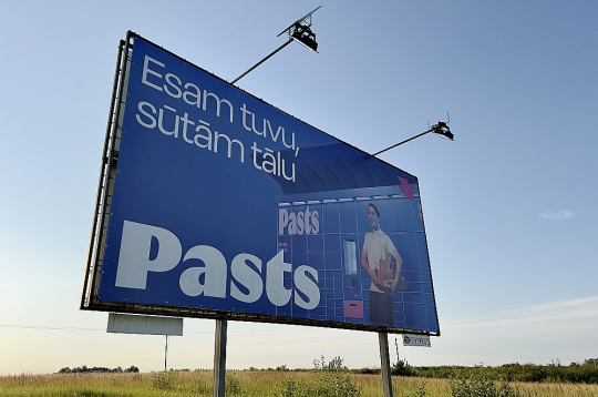 "Latvijas Pasts" savu jauno tēlu reklamē uz lieliem plakātiem arī lielceļu malās.