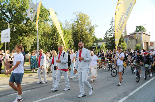 Valmieras svētku gājiens vienmēr bijis krāšņs, un tajā ar prieku piedalās arī jaunie sportisti un viņu nopelniem bagātie treneri.