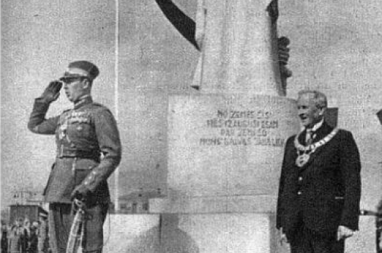 Pieminekļa atklāšana 1940. gada 9. jūnijā.