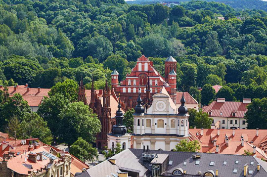 Viļņas vecpilsētā atrodas 40 baznīcas, katra ar savu stāstu.