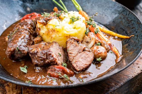 Alū sautēti cūku vaigi ar biezeni. Alū sautēti cūku vaigi ar biezeni.