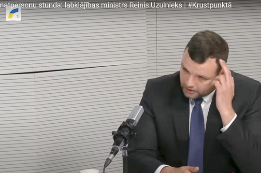 Labklājības ministrs Reinis Uzulnieks Latvijas Radio "Krustpunktā" intervijā apgalvoja, ka lielākās pensijas saņēmējs Latvijā joprojām sociālajās iemaksās maksājot miljonu eiro gadā. Taču, kā izrādās, tā nav taisnība.