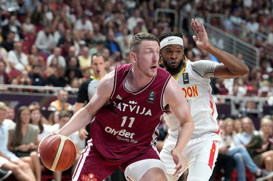 Rolands Šmits ir Latvijas apmaksātākais basketbolists, neskaitot Kristapu Porziņģi. Informācija gan ir neoficiāla, bet zinātāji runā, ka Stambulas "Anadolu Efes" viņam maksā 1,2 miljonus eiro sezonā. Valmierietim līgums ar Turcijas grandu ir spēkā uz vēl vienu gadu.