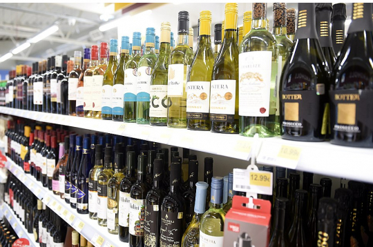 Gada sākumā Saeima pēc karstām debatēm pieņēma grozījumus Alkoholisko dzērienu aprites likumā, cerot, ka tie varētu palīdzēt cīņā ar alkoholismu sabiedrībā. Rīt lielākā daļa jauno alkohola tirdzniecības ierobežojumu stājas spēkā.