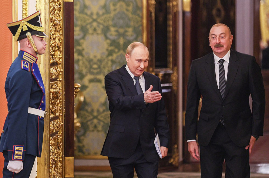 Kopš pagājušā gada nogales Ilhams Alijevs (no labās) sācis adresēt arvien iznīcinošus tekstus Krievijai, bet Putins Azerbaidžānas presē salīdzināts ar Staļinu.