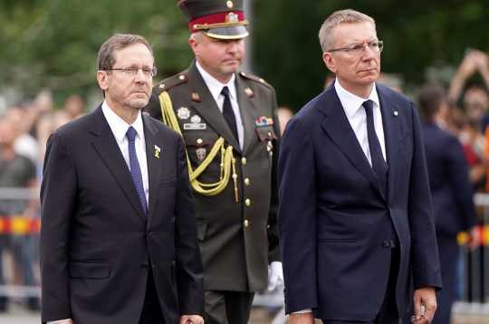 Valsts prezidents Edgars Rinkēvičs (no labās) un Izraēlas prezidents Īzaks Hercogs piedalās svinīgajā ziedu nolikšanas ceremonijā pie Brīvības pieminekļa.