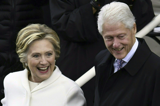 Šajā arhīva fotoattēlā, kas uzņemts 2017. gada 20. janvārī, bijusī Demokrātu partijas prezidenta amata kandidāte Hilarija Klintone un bijušais prezidents Bils Klintons ierodas uz platformas pie ASV Kapitolija Vašingtonā, pirms notiek ASV prezidenta ievēlētā Donalda Trampa zvēresta došanas ceremonijas. Šajā arhīva fotoattēlā, kas uzņemts 2017. gada 20. janvārī, bijusī Demokrātu partijas prezidenta amata kandidāte Hilarija Klintone un bijušais prezidents Bils Klintons ierodas uz platformas pie ASV Kapitolija Vašingtonā, pirms notiek ASV prezidenta ievēlētā Donalda Trampa zvēresta došanas ceremonijas.