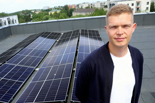 Inženieris Krišs Maļinovskis: "Ilgtspēja nozīmē arī to, ka nami jau no pašiem sākumiem tiek projektēti un būvēti racionāli un efektīvi." Aizstāt iepriekš populāro gāzi ar elektrību daudzos gadījumos ir viens no ilgtspējīgiem risinājumiem.