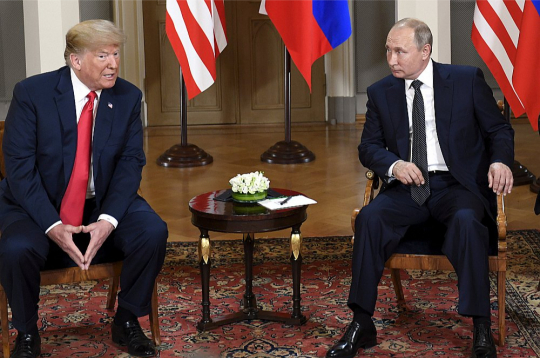 ASV prezidents Donalds Tramps (no kreisās) samitā ar Krievijas diktatoru Vladimiru Putinu Helsinkos 2018. gada 16. jūlijā. Preses konferencē pēc abu līderu sarunas Tramps toreiz pauda ticību Putina teiktajam, ka Krievija ASV 2016. gada vēlēšanu procesā nav iejaukusies, lai arī Savienoto Valstu izlūkdienesti bija secinājuši, ka iejaukšanās ir notikusi.
