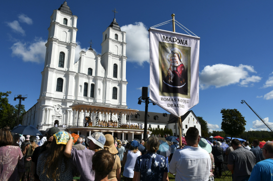 Svētceļnieki piedalās Vissvētākās Jaunavas Marijas Debesīs uzņemšanas svētkos Aglonā.