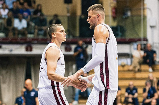 Latvijas izlases soda laukuma sargi – Kristaps Porziņģis (no labās) un Andrejs Gražulis.