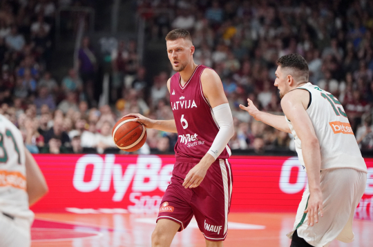 Latvijas basketbola izlases spēlētājs Kristaps Porziņģis (nr.6, sarkanā tērpā) pārbaudes spēlē basketbolā starp Latvijas un Lietuvas valstvienībām "Xiaomi arēnā".