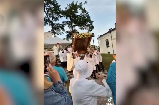 Kā redzams sociālajos medijos izplatītajā video, svētbilde pēkšņi sasveras un nokrīt.