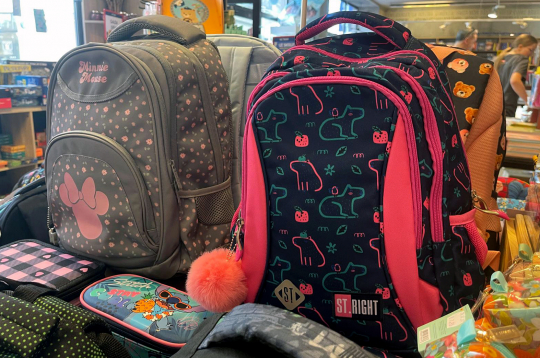 Grāmatnīcā "Globuss" nopērkamās skolas somas.