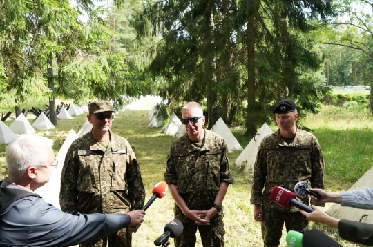 Valsts robežsardzes priekšnieks ģenerālis Guntis Pujāts (no kreisās), Valsts prezidents Edgars Rinkēvičs un Nacionālo bruņoto spēku komandieris brigādes ģenerālis Kaspars Pudāns atbild uz žurnālistu jautājumiem Latvijas austrumu robežas vizītes laikā, kurā iepazīstas ar robežas stiprināšanas progresu uz Latvijas-Krievijas robežas netālu no "Draudzības kurgāna" Ludzas novadā.