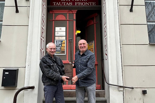 Ivars Godmanis (no labās)un bijušais Latvijas Tautas frontes priekšsēdētājs Dainis Īvāns, pasniedzot "Godmaņa krāsniņu" muzejam.