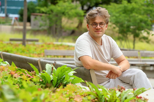 Valters Sīlis: "Telefoni cilvēkus padara vientuļākus, tāpēc teātris kā satikšanās punkts ir ļoti būtisks ne vien pilsētas, bet arī valstiskā mērogā."