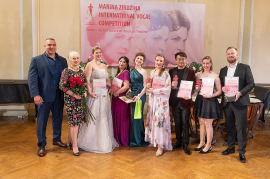 Starptautiskā Marinas Zirdziņas vokālistu konkursa uzvarētāji kopā ar konkursa organizatoriem.