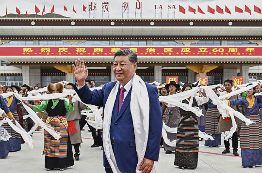 Ķīnas prezidents Sji Dzjiņpins tiek sveikts Tibetas administratīvajā centrā Lhasā.