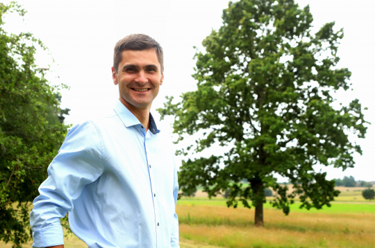 Vestards Šimkus: “Ar šo ozolu esam vienaudži. Tētis to iestādīja dienā, kad es piedzimu.”