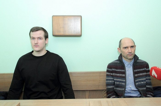 Abi apsūdzētie – nelaiķes Līvas vīrs Renārs (no kreisās) un tēvs Valdis tiesā 2019. gadā. 
