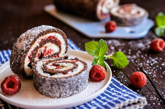 Biksvīta rulete ar kakao.