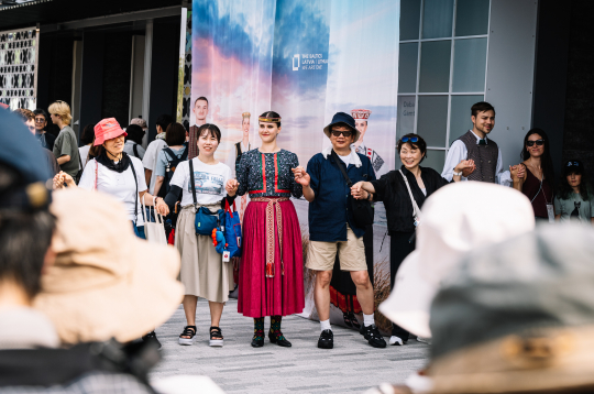 Simtiem cilvēku sadodas rokās Baltijas ceļā EXPO Japānā.