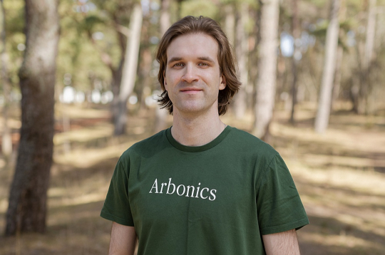 Klimata tehnoloģiju uzņēmuma "Arbonics" mežsaimniecības speciālists Jānis Ruks: "Kredīti tiek radīti tikai tad, kad mežā notiek kas jauns, tāds, kas palielina oglekļa uzkrāšanu ārpus ierastās prakses. Tieši tāpēc koncentrējamies uz neizmantotām lauksaimniecības zemēm, krūmājiem vai bijušajām ganībām."
