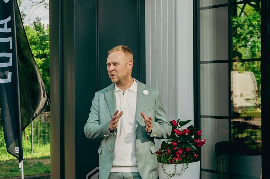 "Fišera alus darītavas" vadītājs Lauris Fišers: "Man vienmēr ir bijusi mazliet skumja sajūta, ka viss Latvijā koncentrējas ap Rīgu. Bet, ja katrs, kurš ir dzimis mazākā pilsētā un no tās aizbraucis, dotu kaut desmito daļu atpakaļ, arī šīm vietām būtu iespēja pastāvēt un attīstīties."