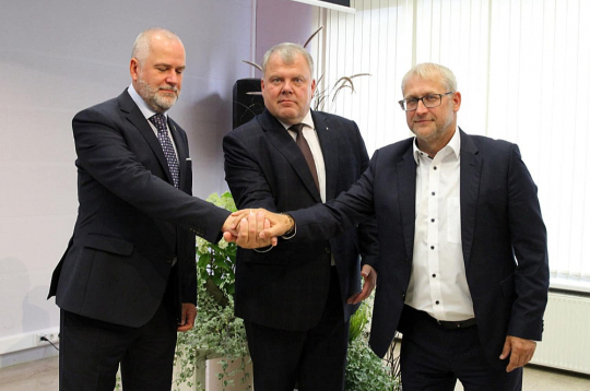 Latvijas Pašvaldību savienības priekšsēdētājs Gints Kaminskis (vidū) ar saviem vietniekiem – Valmieras novada domes priekšsēdētāju Jāni Baiku (no kreisās) un Saldus novada domes priekšsēdētāju Māri Zustu.