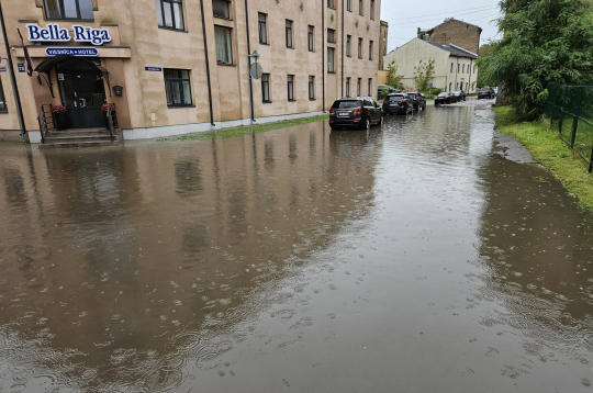 Appplūst Pētersalas un Sermuliņu ielas. 