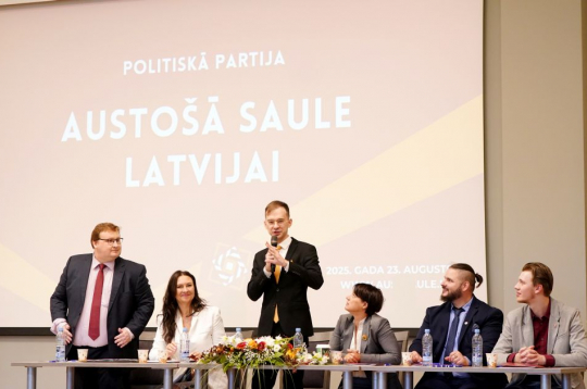 Partijas "Austošā saule Latvijai" dibināšanas pasākums VEF Kultūras pilī 2025. gada 23. augustā.