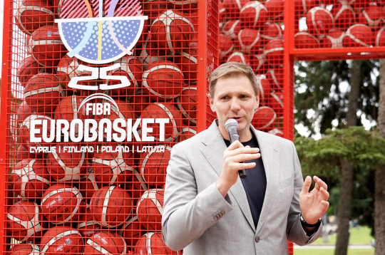Latvijas Basketbola savienības ģenerālsekretārs un "EuroBasket 2025" izpilddirektors Kaspars Cipruss piedalās "Rimi EuroBasket 2025" arkas atklāšanas pasākumā Esplanādē, laukumā pie Raiņa pieminekļa, gaidot Eiropas čempionātu basketbolā vīriešiem.