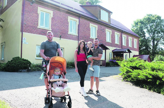 Kā vēsta "Alūksnes un Malienas Ziņas", Alūksnes novadā pēdējos 16 gados lemts par 15 skolu slēgšanu. Lielākā daļa ēku tā arī nav sagaidījušas savus jaunos iemītniekus un jau ilgstoši ir tukšas. Tomēr ir arī labie piemēri, kad izdevies skolas ēku pielāgot citām vajadzībām vai pārdot, dodot iespēju jauniem saimniekiem. Zeltiņu skolas ēka joprojām pieder pašvaldībai, un tajā atrodas pagasta vēstures krātuve. Tomēr ēkas durvis ir aizslēgtas, un iekļūt iekšā var tikai pēc iepriekšēja pieprasījuma vasaras sezonā, jo skolā nav ne ūdens, ne apkures. Zeltiņu kopienai bija savs redzējums, kā atjaunot dzīvību bijušajā skolas ēkā. Ideja tika iesniegta pašvaldības projektu konkursā, taču tā noraidīta. Zeltiņu skolu slēdza laikā, kad Oskars Čevers (attēlā no labās) mācījās 8. klasē, tāpēc 9. klasi viņam nācies apgūt jau citā skolā. "Protams, žēl. Ko pašvaldībai iesākt ar slēgtajām skolām, nezinu. Bet tas, ka durvis ir pavisam ciet, manuprāt, nav pareizi. Ēkai jārod jauns pielietojums – negribētos, lai to pārdod, taču labi apzinos, ka skola te nekad vairs nebūs," saka Oskars.