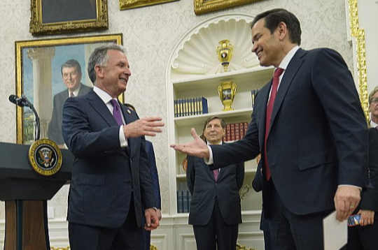 Marks Rubio (no labās) Baltā nama Ovālajā kabinetā sveic ASV prezidenta īpašo sūtni Stīvu Vitkofu.