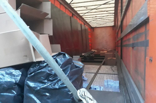 Kontrabandas cigaretes tika uzietas kravas automašīnas puspiekabē speciāli izbūvētā slēpnī.