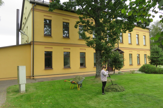 Dienvidkurzemes novada Dunikas pagasta Sikšņos skola, ko slēdza pirms trijiem gadiem, izskatās tā, it kā skolēni to nupat būtu pametuši...